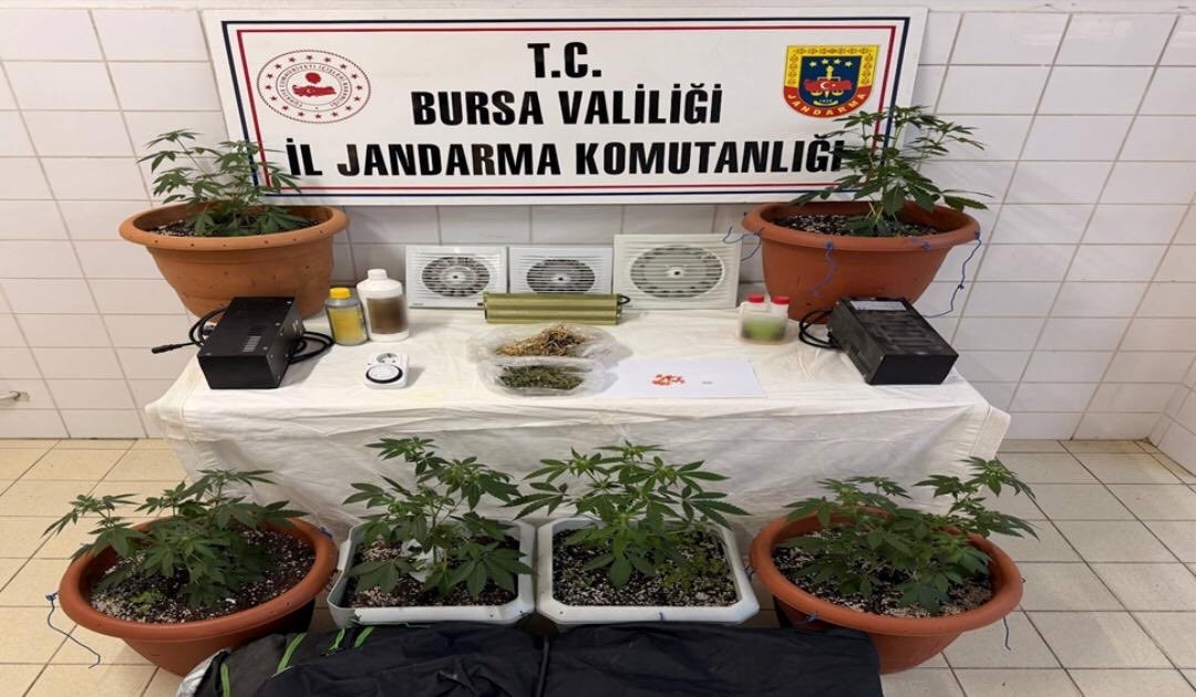 Bursa’da evine klima takıp uyuşturucu imalathanesine çevirdi Bursa'nın Nilüfer ilçesinde evini uyuşturucu imalathanesine çeviren bir kişi jandarma