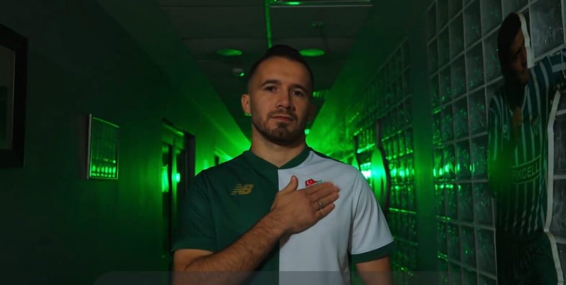 Bursaspor sol beki de açıkladı! Bursaspor, daha önce anlaşmaya vardığı Talha Yünkuş'u kadrosuna kattığını açıkladı.