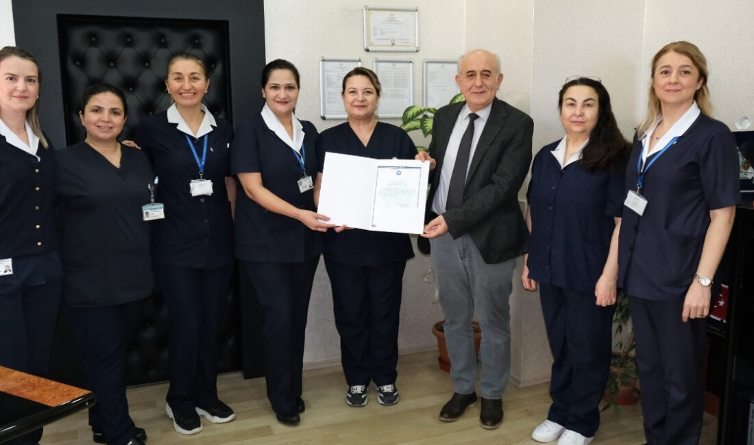 Bursa Uludağ Üniversitesi’nde hemşirelerin gurur tablosu Bursa Uludağ Üniversitesi (BUÜ) Hastanesinde görev yapan hemşireler, sağlık hizmetindeki