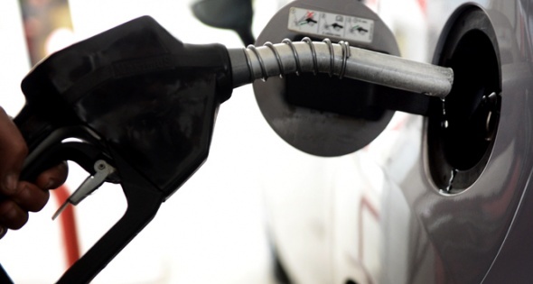 Akaryakıt ürünlerinden motorinin litre fiyatına 93 kuruş indirim yapıldı.