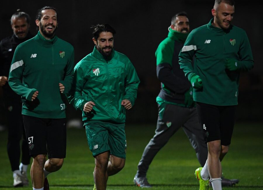 Bursaspor’un Antalya kampı başladı Devre arası kamp çalışmaları için Antalya'ya giden Bursaspor ilk idmanını