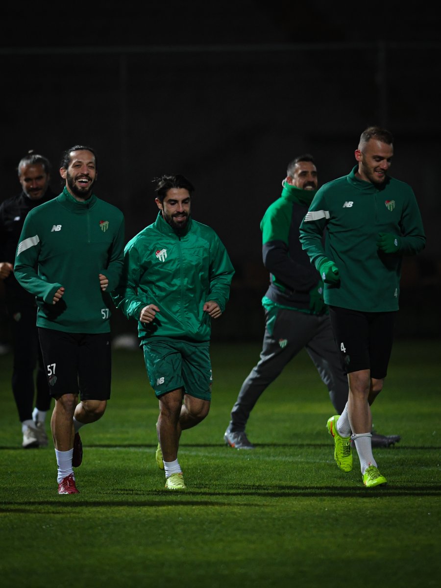 Devre arası kamp çalışmaları için Antalya'ya giden Bursaspor ilk idmanını