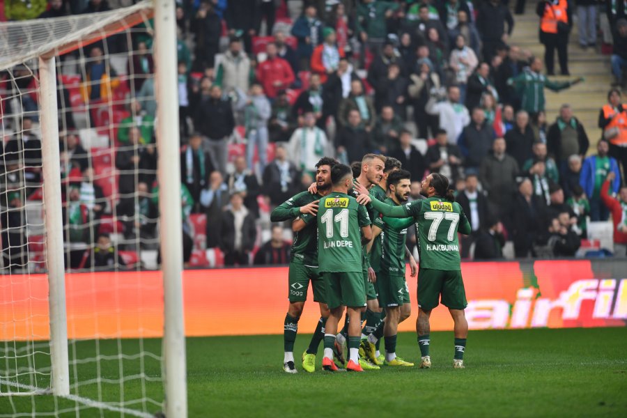 TFF 2. Lig'de Mersin ve Arnavutköy galibiyetleriyle kara bulutları üzerinden