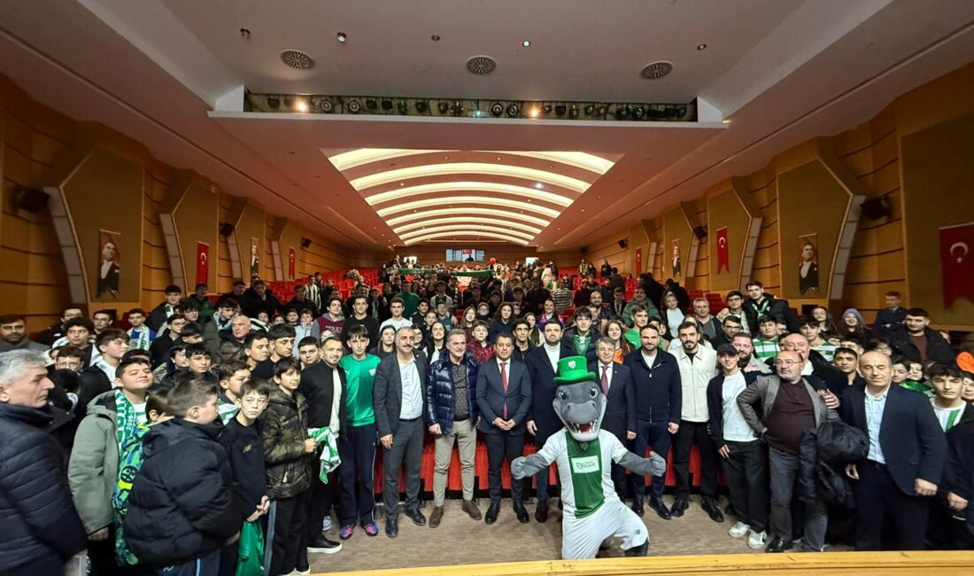 Mudanya’da Bursaspor coşkusu Milli Eğitim Bakanlığı'nın Mudanya'da düzenlediği panele katılan Bursaspor'a öğrenciler büyük