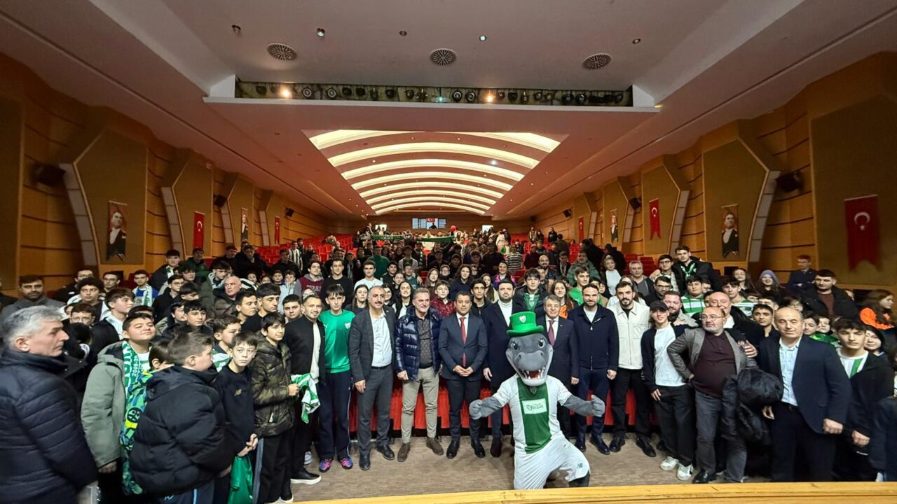 Milli Eğitim Bakanlığı'nın Mudanya'da düzenlediği panele katılan Bursaspor'a öğrenciler büyük