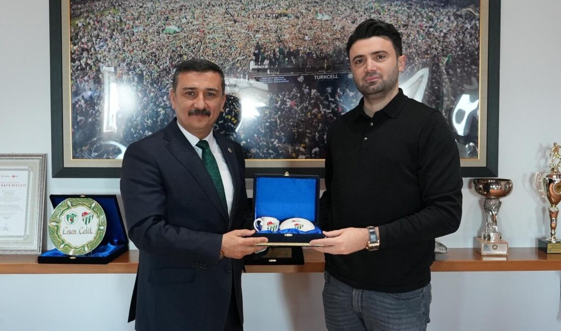 Selçuk Türkoğlu da Bursaspor Vakfı’na katıldı Bursaspor Vakfı Mütevelli Heyeti'ne katılımlar devam ediyor.