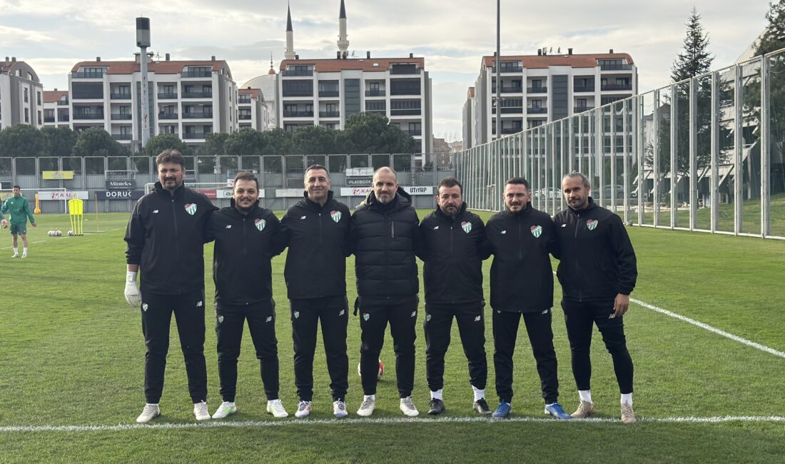 Bursaspor’da Mustafa Er’den camiaya çağrı Bursaspor Teknik Direktörü Mustafa Er antrenman öncesinde yaptığı açıklamada sezonun