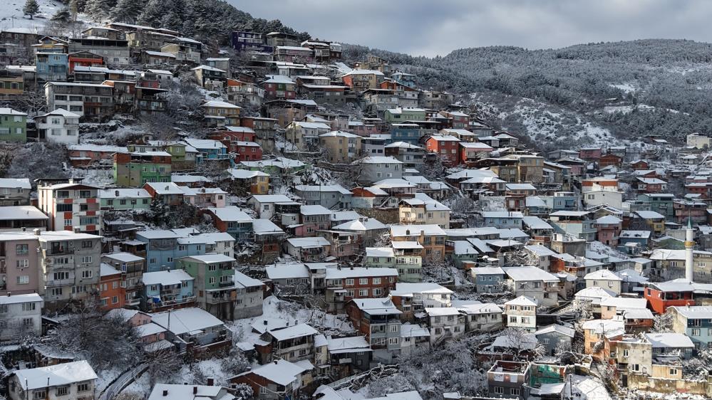 Bursa’dan kartpostallık görüntüler Bursa’da şehir merkezine yağan kar yağışıyla birlikte Uludağ'ın eteklerindeki tarihi