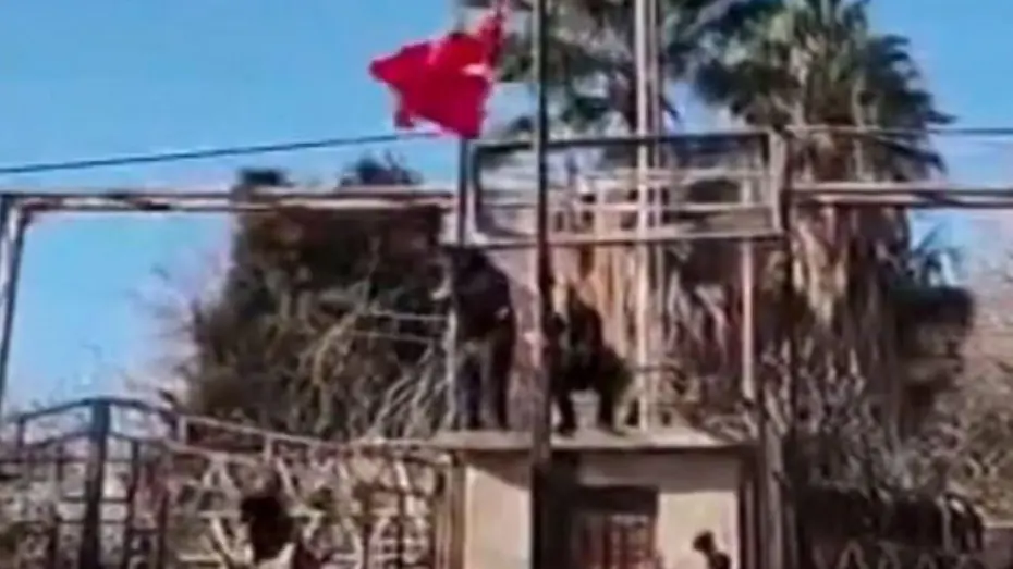 Bayrak indirme provokasyonuna tepkiler çığ gibi Terör örgütü YPG yandaşlarının Nusaybin-Kamışlı sınır hattında Türk bayrağına yönelik