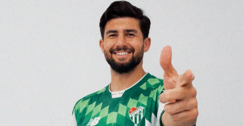 Bursaspor, Süper Lig ekiplerinden Samsunspor'un tecrübeli orta saha oyuncusu Soner