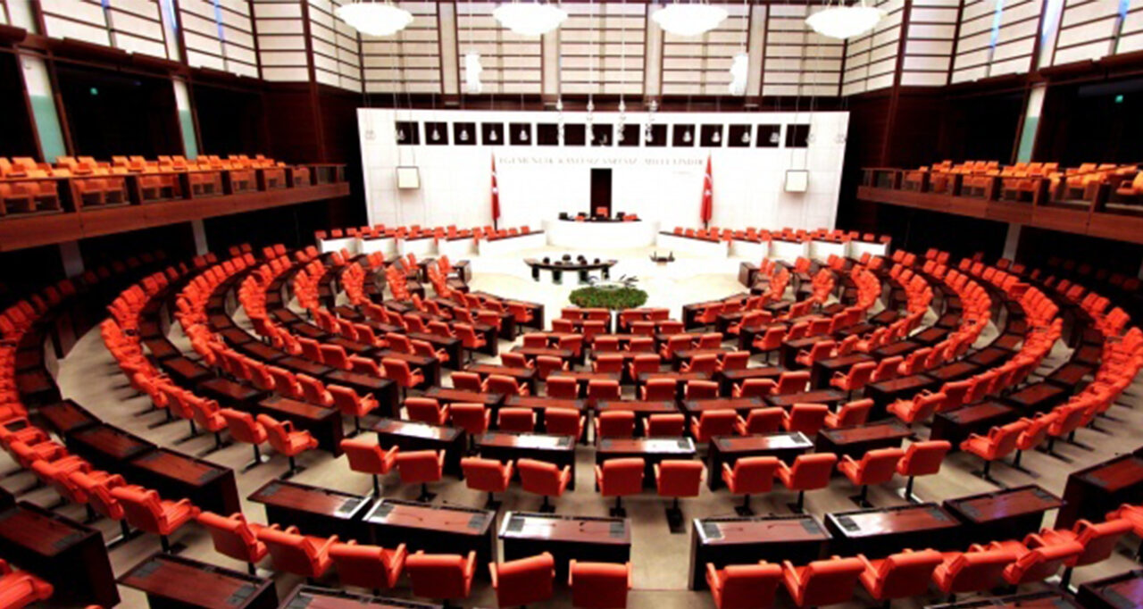 CHP Genel Başkanı Özgür Özel'in de aralarında olduğu 11 milletvekili