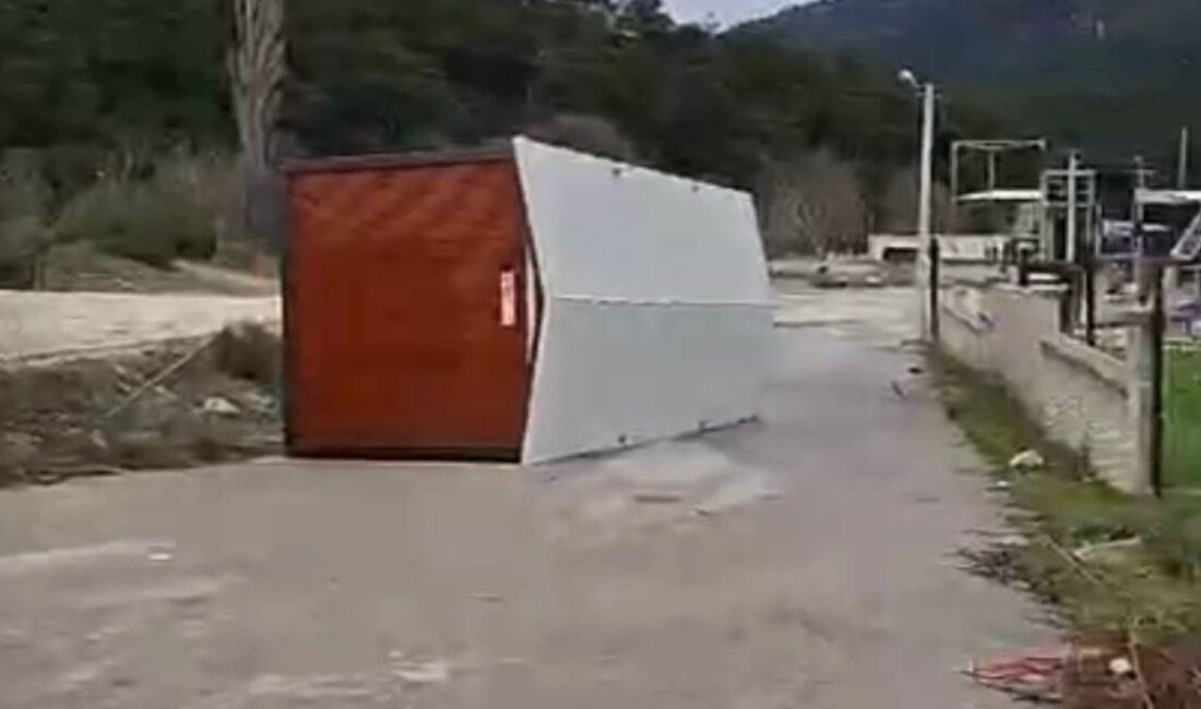 Bursa’da şiddetli lodos ve fırtınada prefabrik ev uçtu! Bursa’da şiddetli fırtına çatıları uçurdu, ağaçları devirdi, sabit haldeki prefabrik