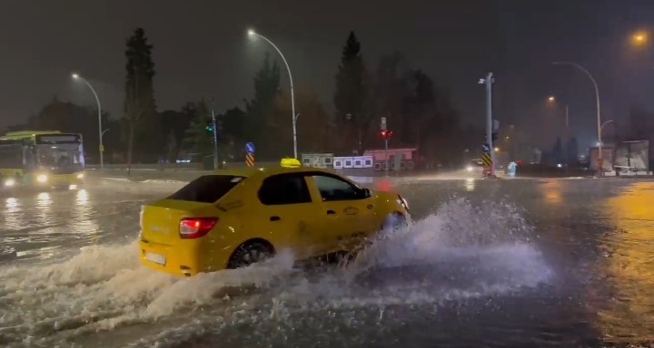 Bursa'da etkili olan sağanak yağışın ardından rögarların taşması sonucu bir