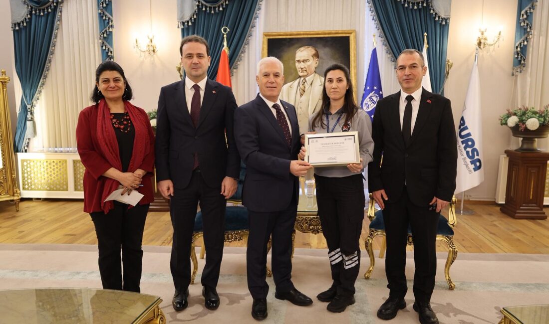 Örnek güvenlik görevlisine Başkan Bozbey’den tebrik Bursa Büyükşehir Belediye Başkanı Mustafa Bozbey, Büyükşehir Belediyesi’nin Ana Hizmet Binası’na