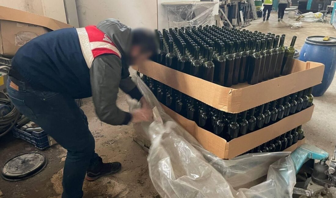Bursa’da 800 litre kaçak şarap ele geçirildi Bursa'nın İznik ilçesinde bir iş yerinde yüklü miktarda kaçak alkol
