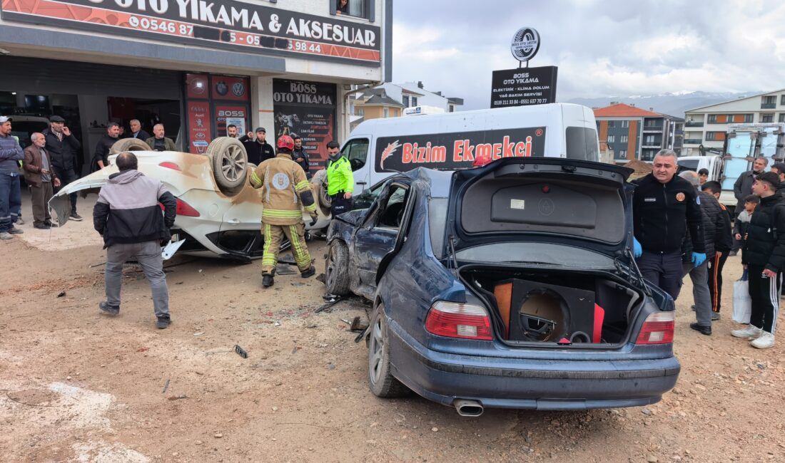 Bursa’daki kazadacan pazarı! 14 yaşında ehliyetsiz araca binince… Bursa’nın İnegöl ilçesinde 14 yaşındaki ehliyetsiz sürücünün kontrolünden çıkan otomobilin