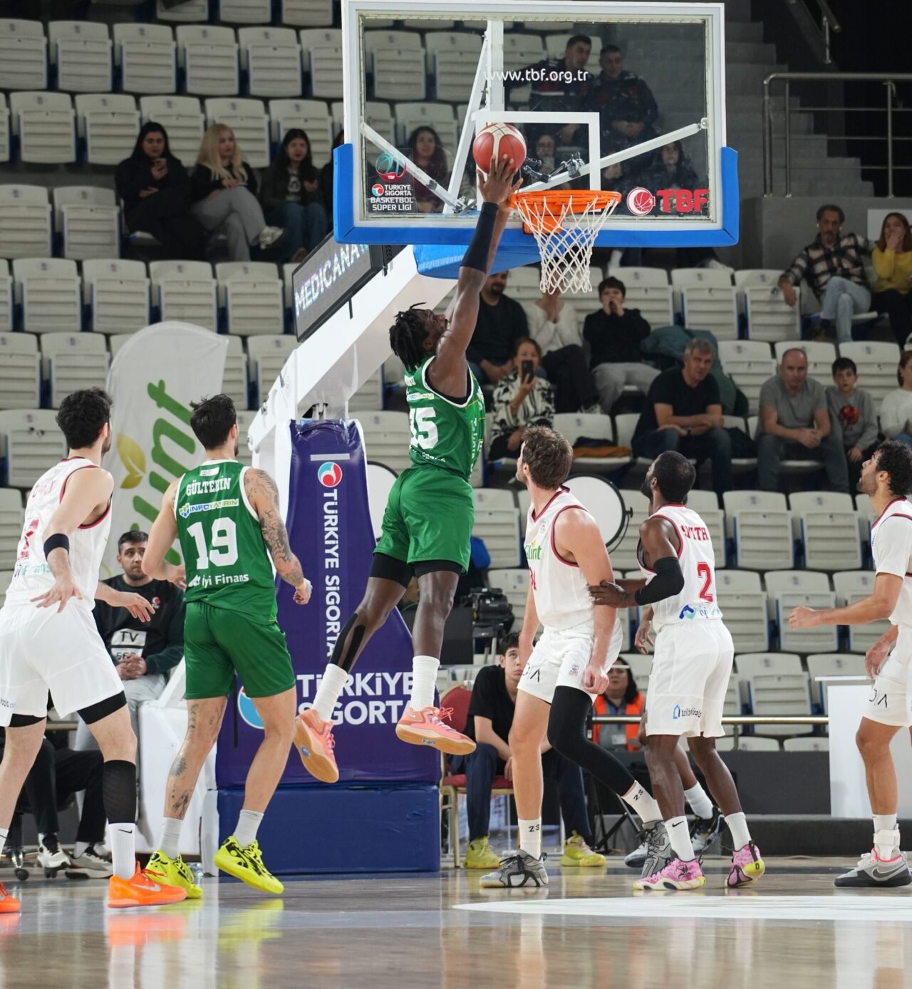 Türkiye Sigorta Basketbol Süper Ligi'nde Manisa deplasmanına çıkan Bursaspor, rakibine