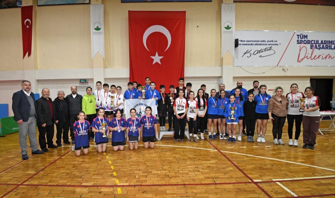 Osmangazi’de badminton heyecanı zirveye taştı Osmangazi Belediyesi'nin ev sahipliğinde Dikkaldırım Spor Salonu'nda düzenlenen Badminton Yıldızlar