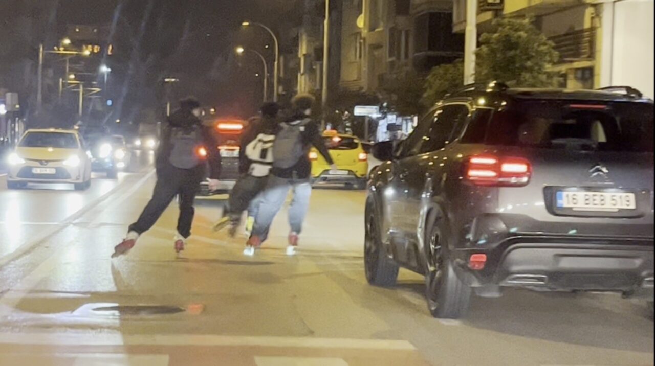Bursa’nın Osmangazi ilçesinde, Altıparmak Caddesi üzerinde paten süren 5 genç,