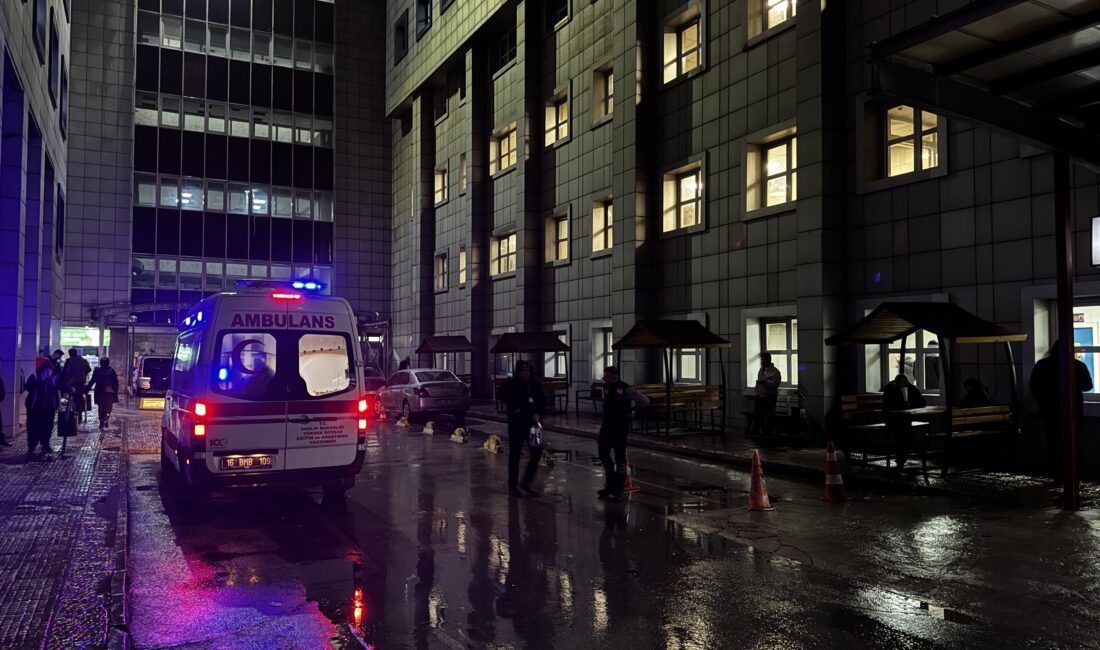 Bursa’daki bıçakla kavgada bir kişi hayatını kaybetti Bursa'da yaşanan bıçaklı kavgada 3 yerinden bıçaklanan kişi hayatını kaybetti.