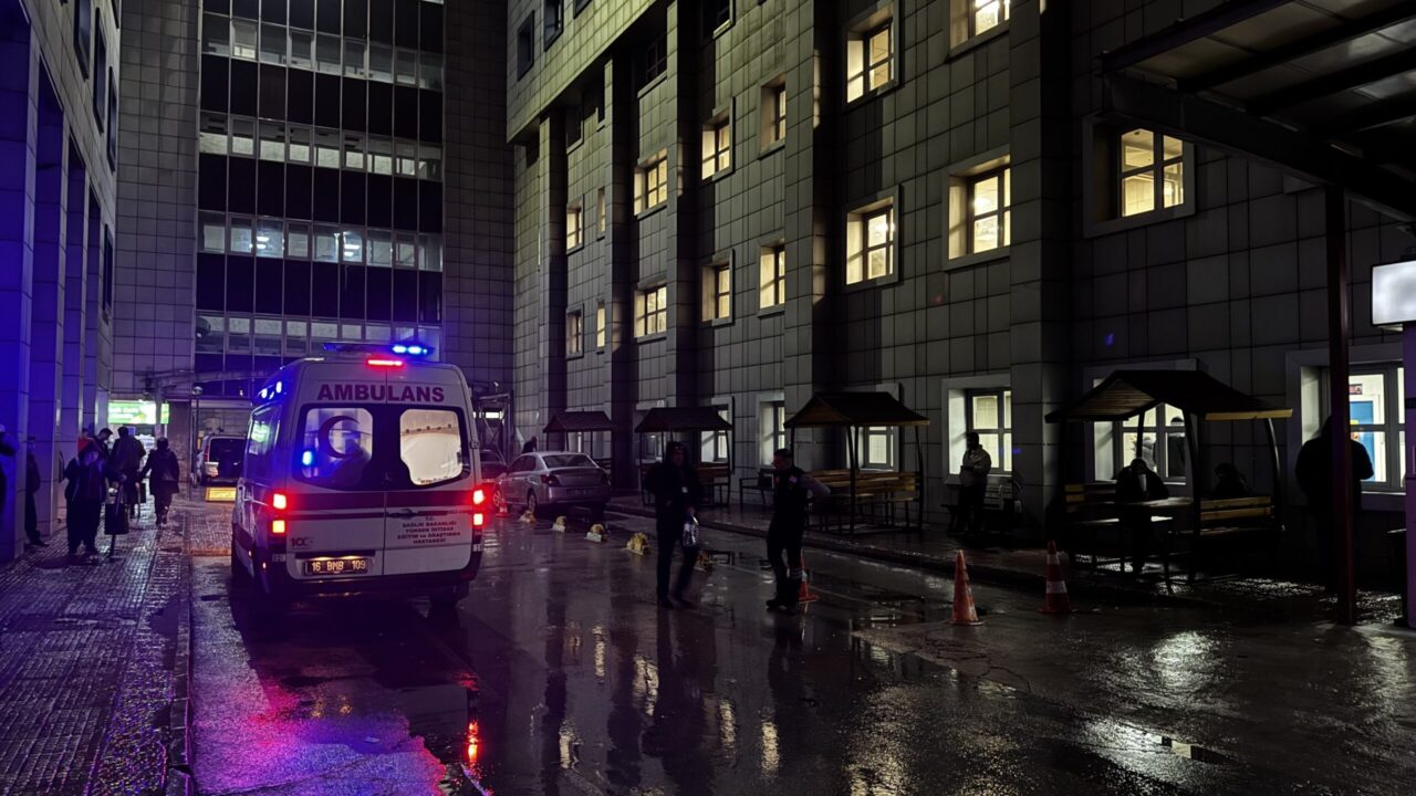 Bursa'da yaşanan bıçaklı kavgada 3 yerinden bıçaklanan kişi hayatını kaybetti.