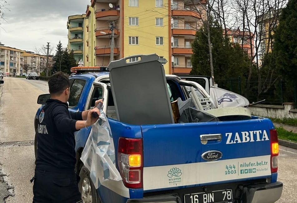 Bursa’da 70 noktada denetim Nilüfer Belediyesi Zabıta Müdürlüğü ekipleri, kentin estetiğini bozan ve yaya