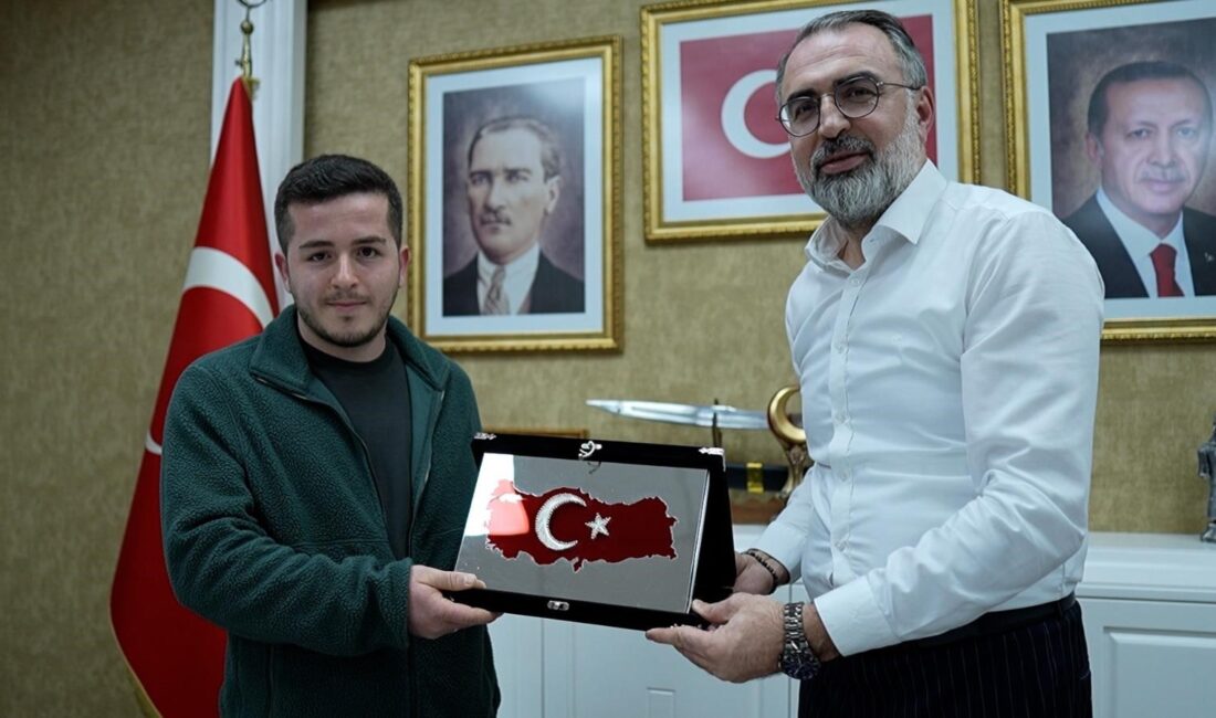 Bursa’da bayrak hasassiyetine özel teşekkür Bursa'nın Kestüel ilçesinde teslim ettiği kargonun içinde Türk bayrağı olduğunu