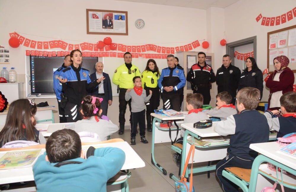 Minik öğrencilerden polise davet, okula güvenlik ziyareti Bursa’da ilkokul öğrencilerinin yazdığı mektup üzerine okulu ziyaret eden polis