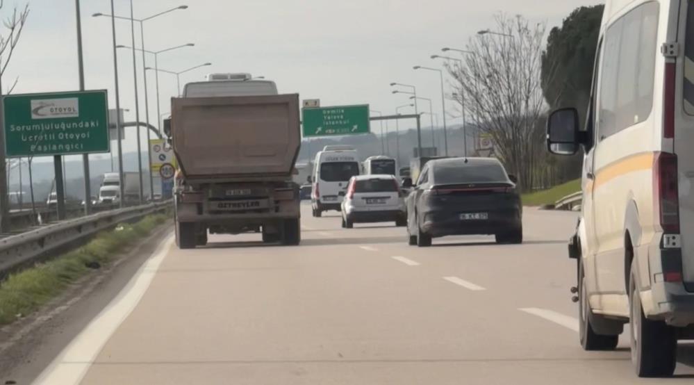 Hafriyat kamyonu trafikte tehlike saçtı Yasak olmasına rağmen sol şeride giren hafriyat kamyonu hızla ilerledi.