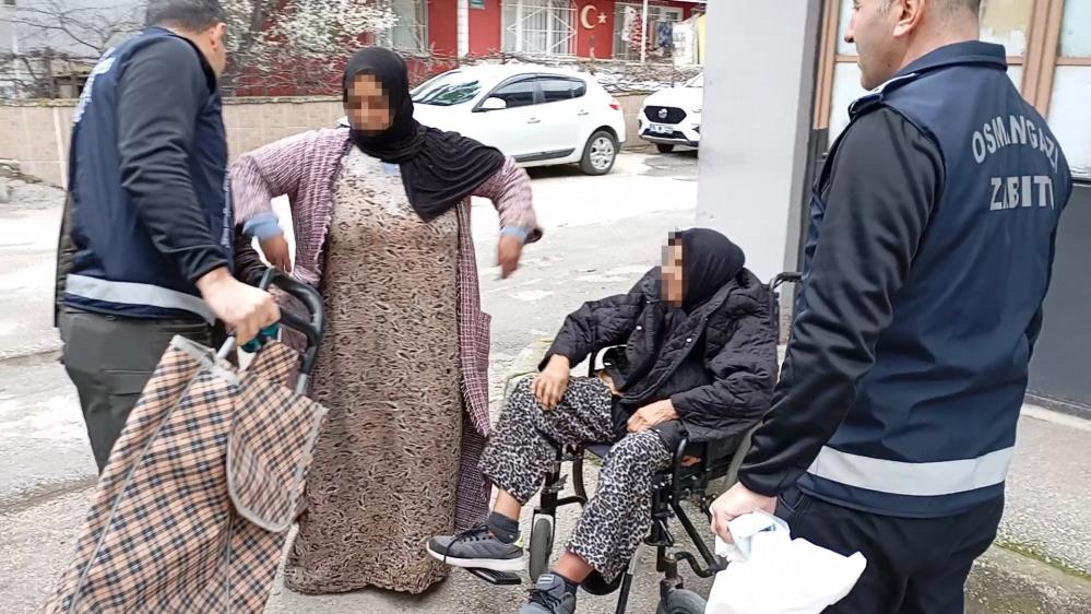 Ramazan ayında cami çevrelerinde dilencilik yapanlara yönelik denetim yapan zabıta