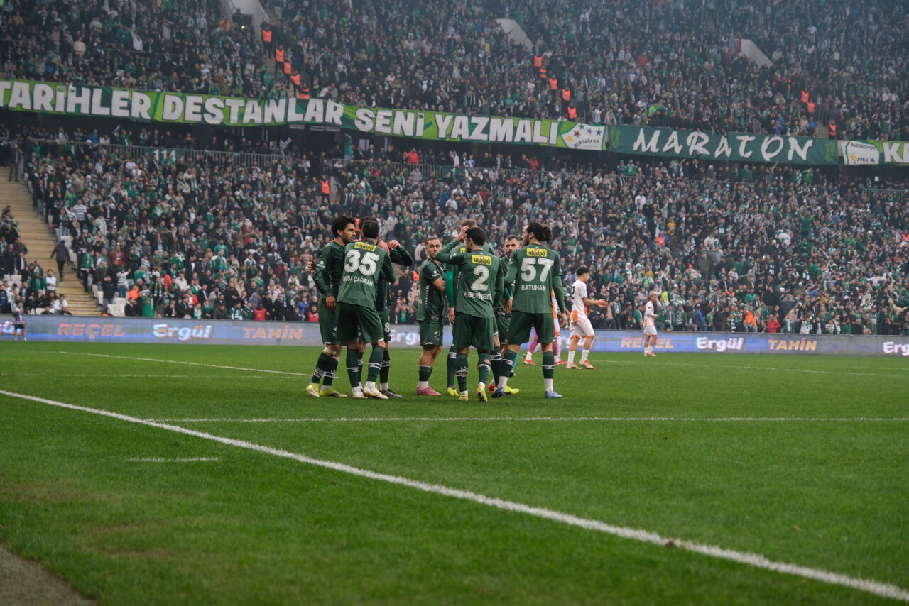 TFF 2. Lig'de 22. hafta mücadelesinde Bursaspor evinde Adanaspor'u ağırladı.