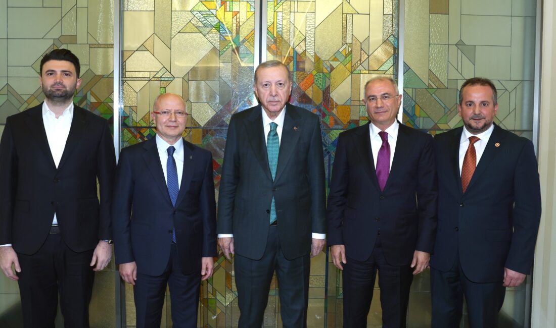 Bursa’dan Cumhurbaşkanı Erdoğan’a üst düzey ziyaret Bursaspor Kulübü Başkanı Enes Çelik, AK Parti Bursa İl Başkanı