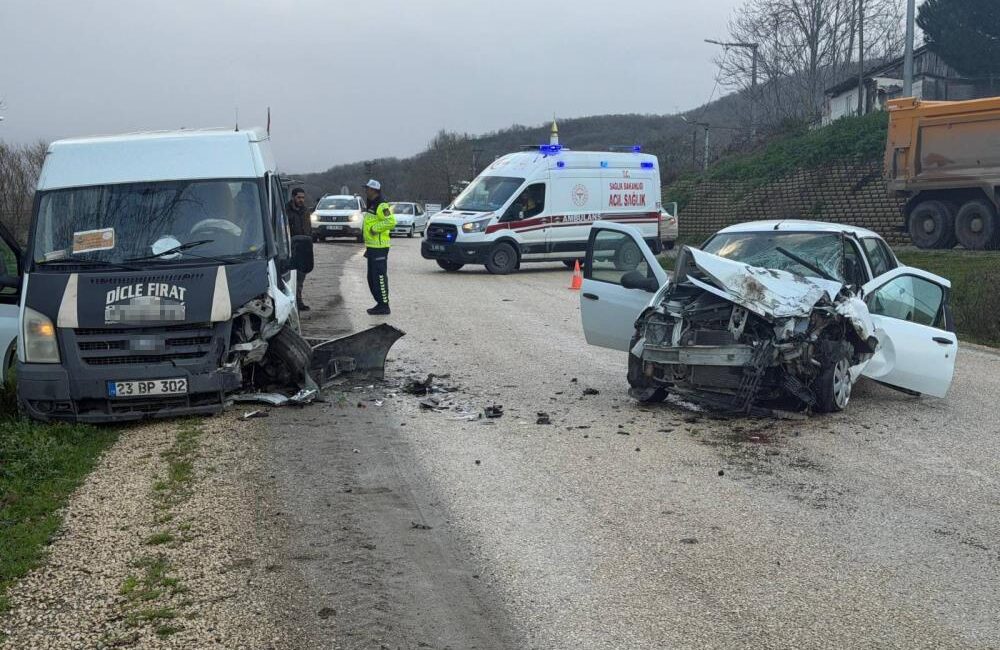 Mustafakemalpaşa’da trafik kazası: 3 yaralı, anlar kamerada Mustafakemalpaşa’da otomobil ile minibüsün çarpıştığı kazada 3 kişi hafif yaralandı.