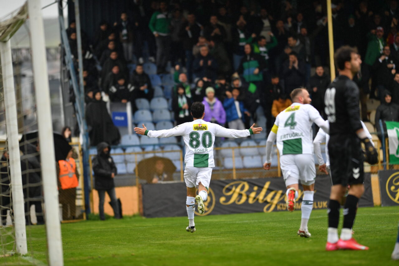 Şampiyonluk mücadelesi veren Bursaspor, deplasmanda Menemen FK’yı 3-1 mağlup ederek