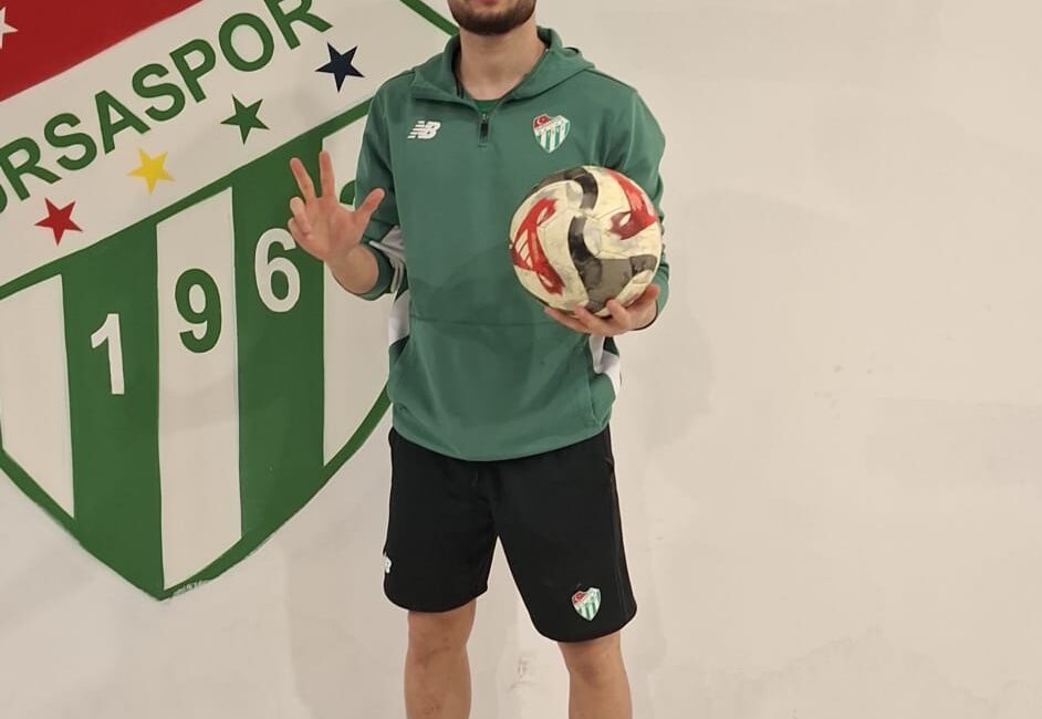 Salih Kavrazlı’dan hat-trick Bursaspor'un ara transfer döneminde kadrosuna kattığı isimlerden Salih Kavrazlı, Kırklarelispor
