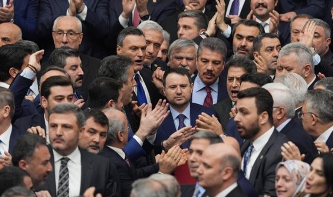 Mecliste yeni bakanların yemin töreninde ortalık karıştı Yeni bakanların yemin töreni öncesinde Meclis’te gerginlik yaşandı.