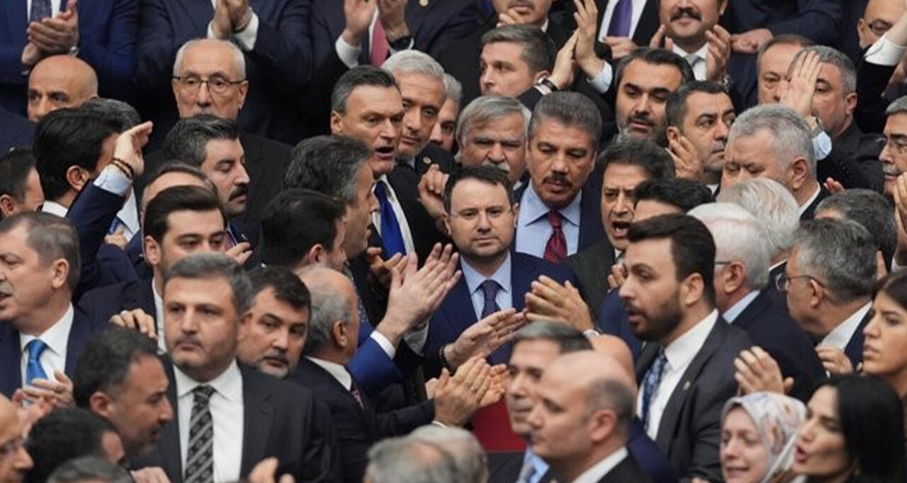Yeni bakanların yemin töreni öncesinde Meclis’te gerginlik yaşandı.