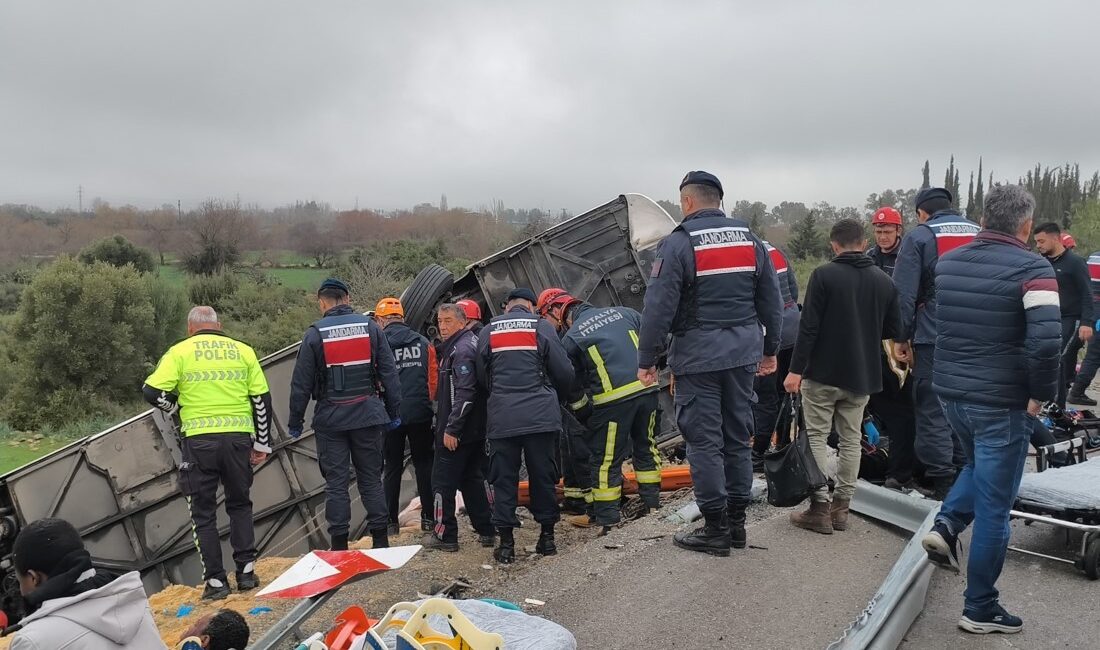 Antalya'da yolcu otobüsünün kontrolden çıkarak devrilmesi sonucu meydana gelen trafik
