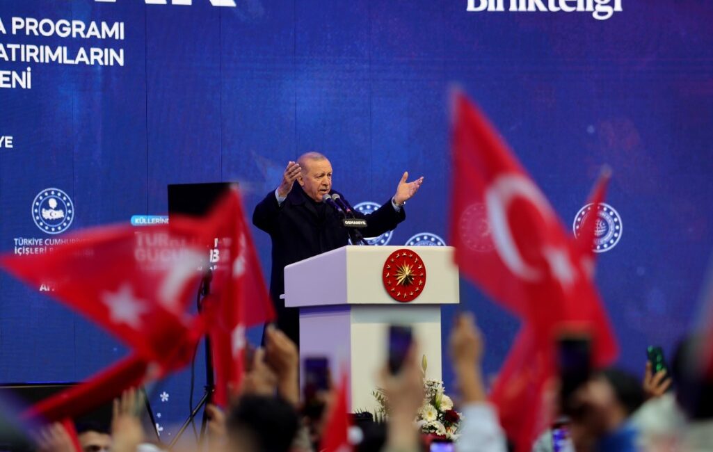 Cumhurbaşkanı Recep Tayyip Erdoğan, deprem bölgesinde yaptığı konuşmada muhalefeti eleştirdi.