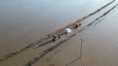 Karacabey’de eriyen kar sularının dereyi taşırması sonucu yol sular altında