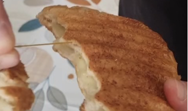 Sahur hazırlığı sırasında aldığı ekmeği kesen bir vatandaş, beklenmedik bir