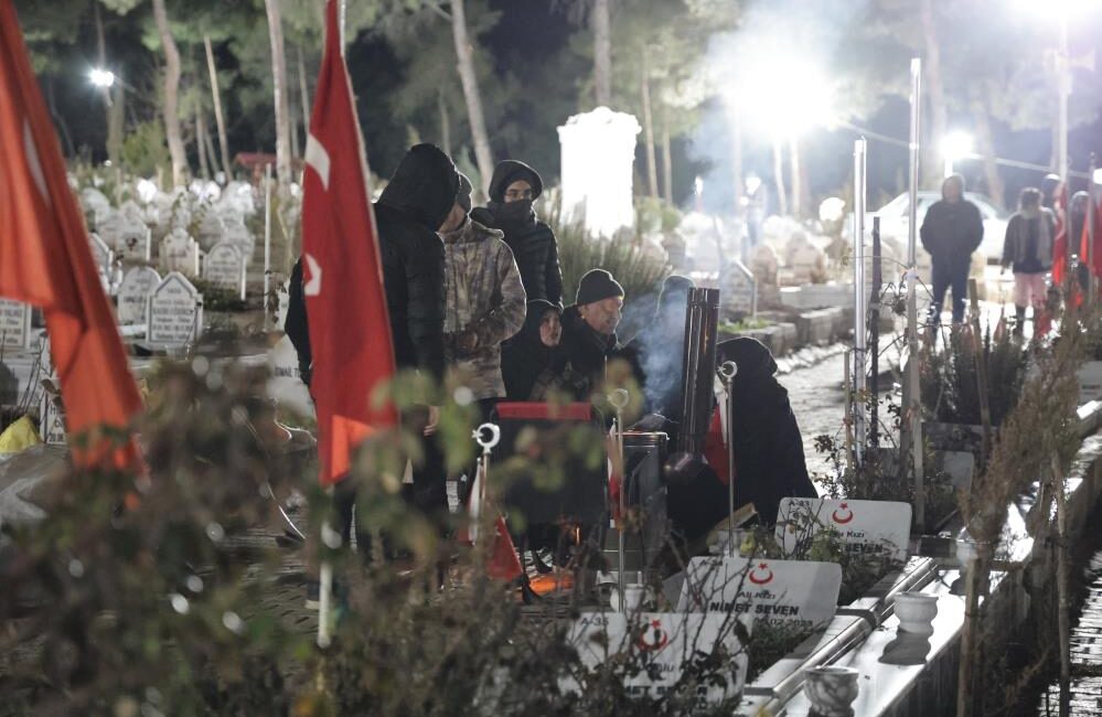 6 Şubat depreminin üçüncü yıl dönümünde acılar hala taze Kahramanmaraş merkezli meydana gelen depremler sonrası hayatını kaybedenlerin defnedildiği Kapıçam