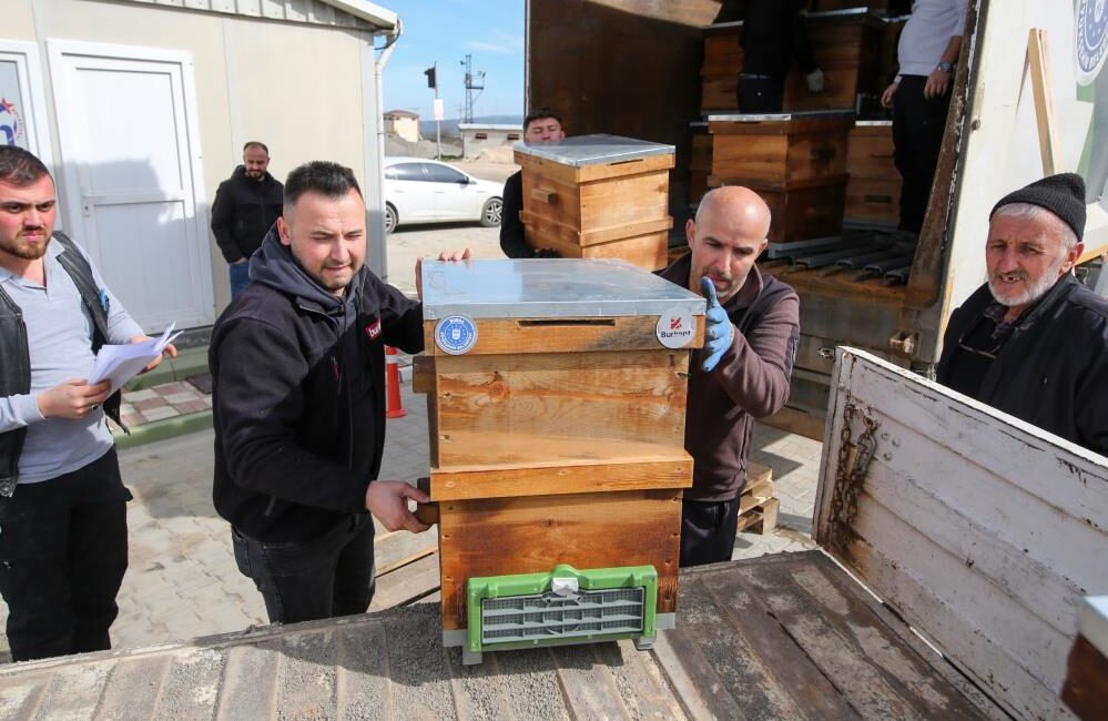 Büyükşehir Belediyesi, Mustafakemalpaşa’da 46 arıcıya 230 kovan desteği verdi. İl
