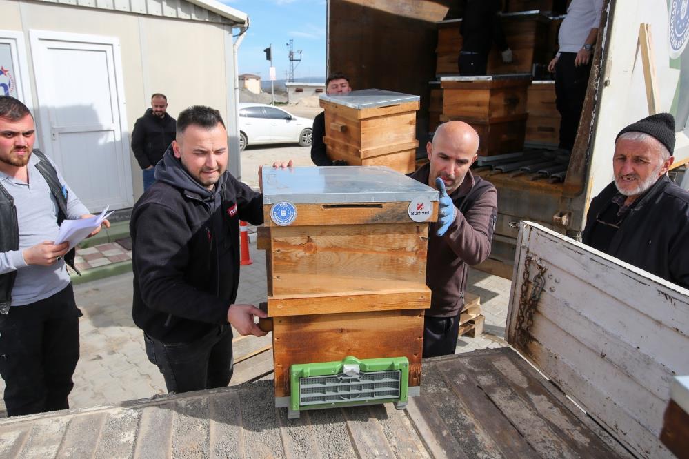 Büyükşehir Belediyesi, Mustafakemalpaşa’da 46 arıcıya 230 kovan desteği verdi. İl