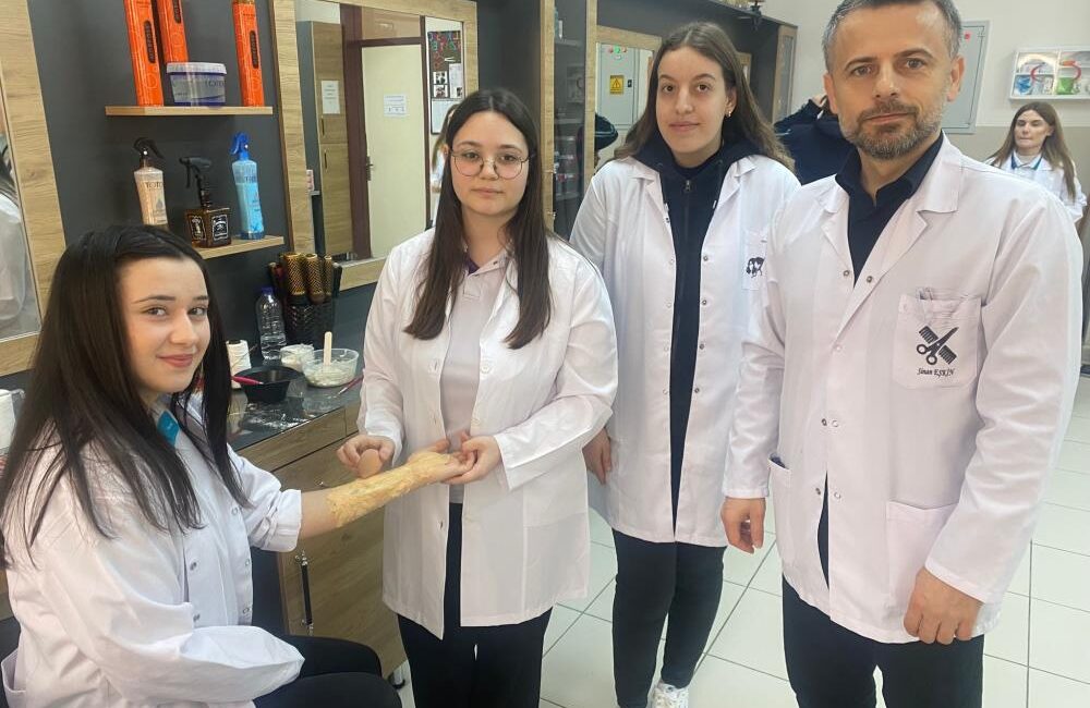 Öğrenciler bu sınavla ustalığa hazırlanıyor Bursa’da meslek lisesi öğrencileri, gerçek müşteriye geçmeden önce köpüklü balonu
