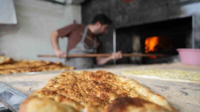 Ramazan ayının vazgeçilmezi iftar sofralarının vazgeçilmezi Ramazan pidesi Bursa'da bu