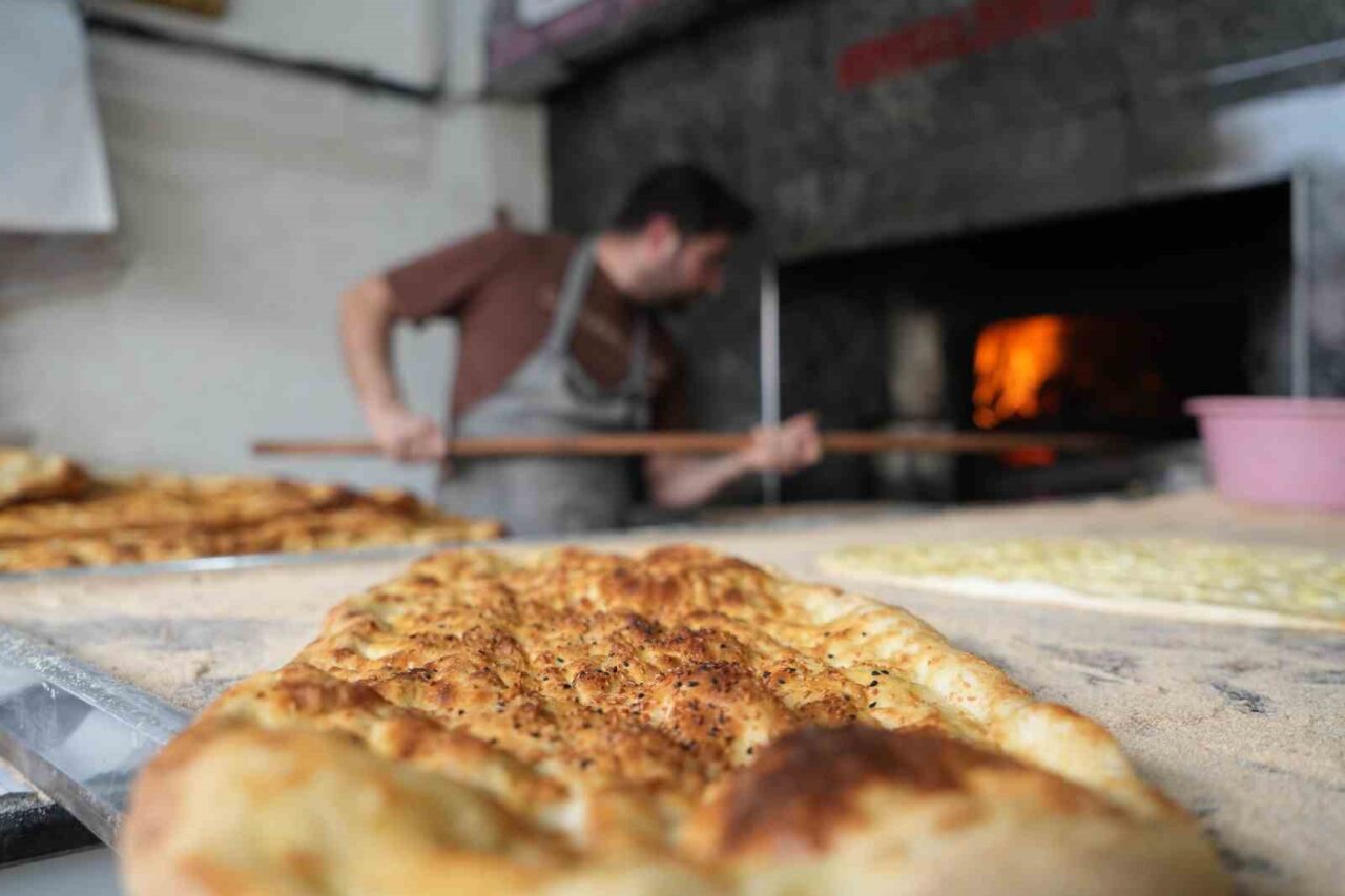 Ramazan ayının vazgeçilmezi iftar sofralarının vazgeçilmezi Ramazan pidesi Bursa'da bu