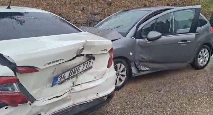 4 araç birbirine girdi… Bursa otobanında meydana gelen zincirleme trafik kazasında 4 otomobil birbirine