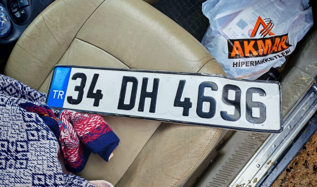 Bir anda kontrolden çıktı… Otobanda feci çarpışma Yağmur kazayı getirdi! İki aracın çarpıştığı kazada 7 kişi yaralandı.