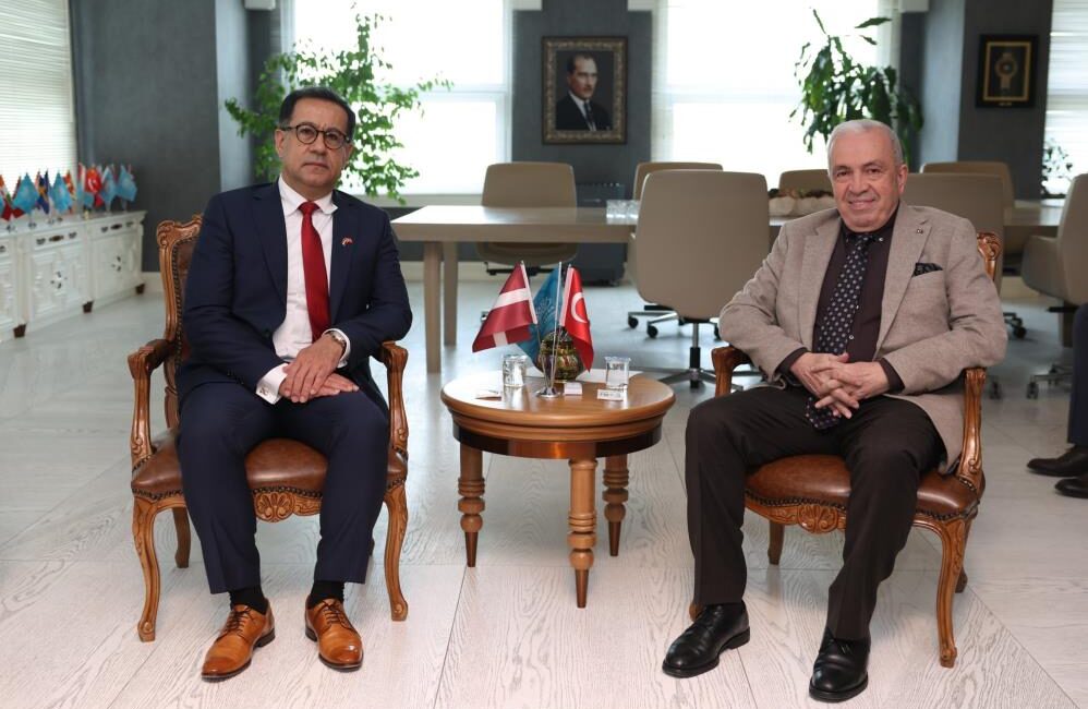 Letonya Büyükelçisi’nden Nilüfer’e ziyaret Letonya Cumhuriyeti Büyükelçisi Bahtijors Hasans, Nilüfer Belediye Başkanı Şadi Özdemir’i